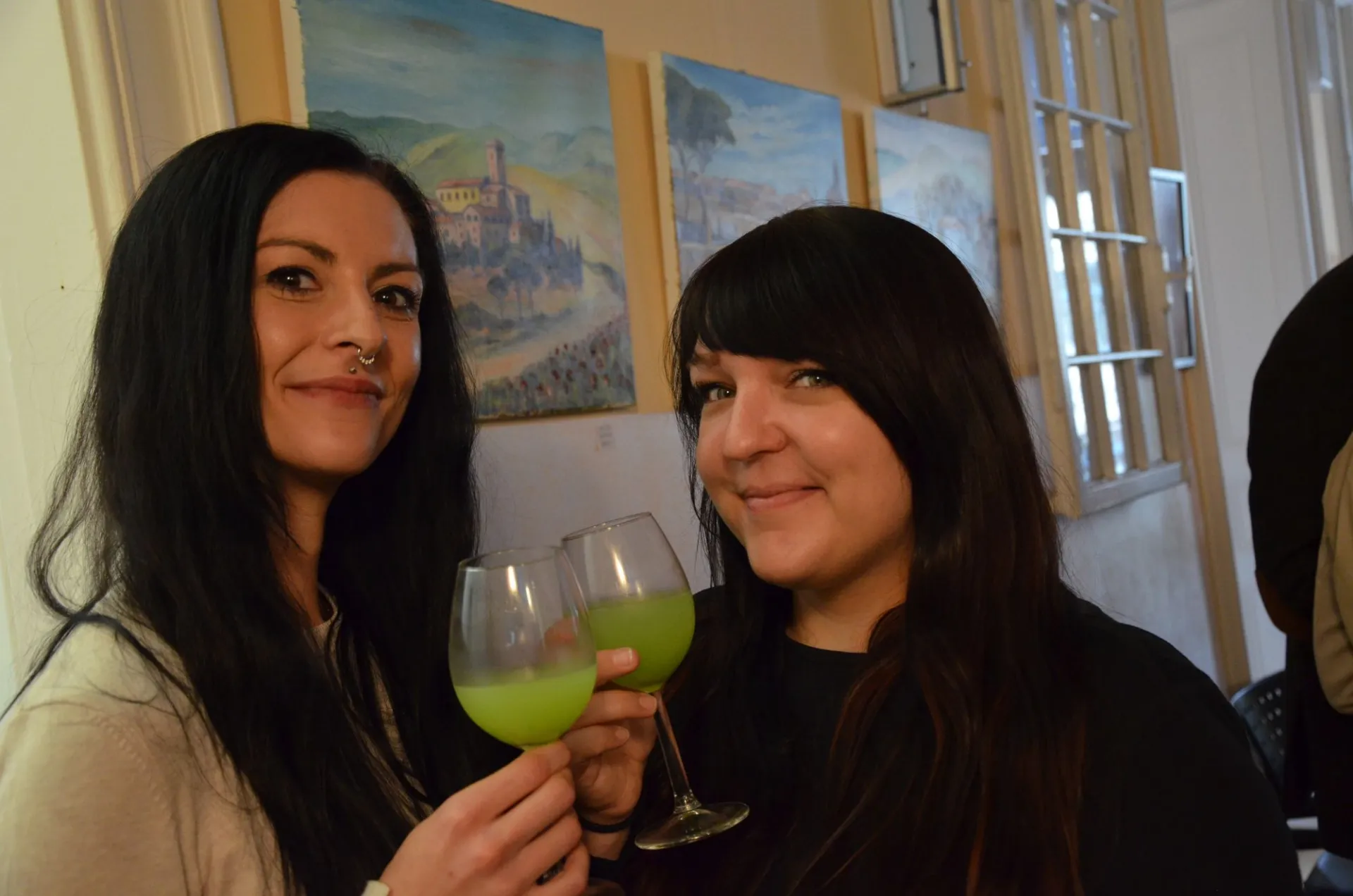 Zwei Frauen genießen ihre Getränke