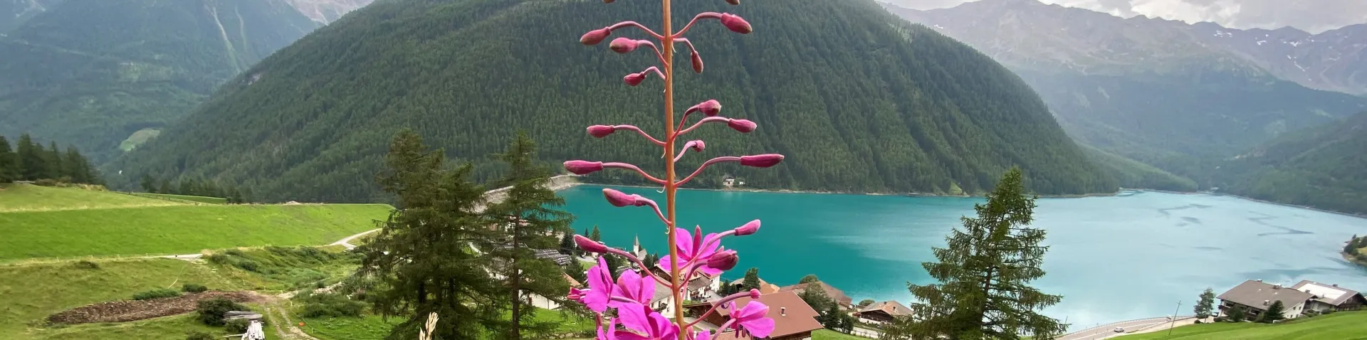 Bergige Landschaft mit See im Tal
