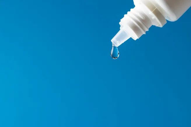 Augentropfen aus der Flasche
